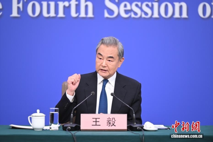 3月8日上昼10时，104届齐邦人年夜4次聚会正在梅天亚重心音讯宣布厅举办记者会，聘请中同中心政事局委员、中接部少王毅便“中原中接战略战对于中干系”相干题目归问中中记者发问。中新社记者 田雨昊 摄